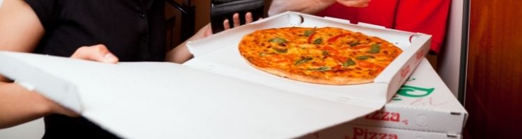 reheat a takeaway pizza featured image